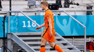 世界杯梦碎、赛季报销？曼联两任教练，都没能治好德里赫特的背伤